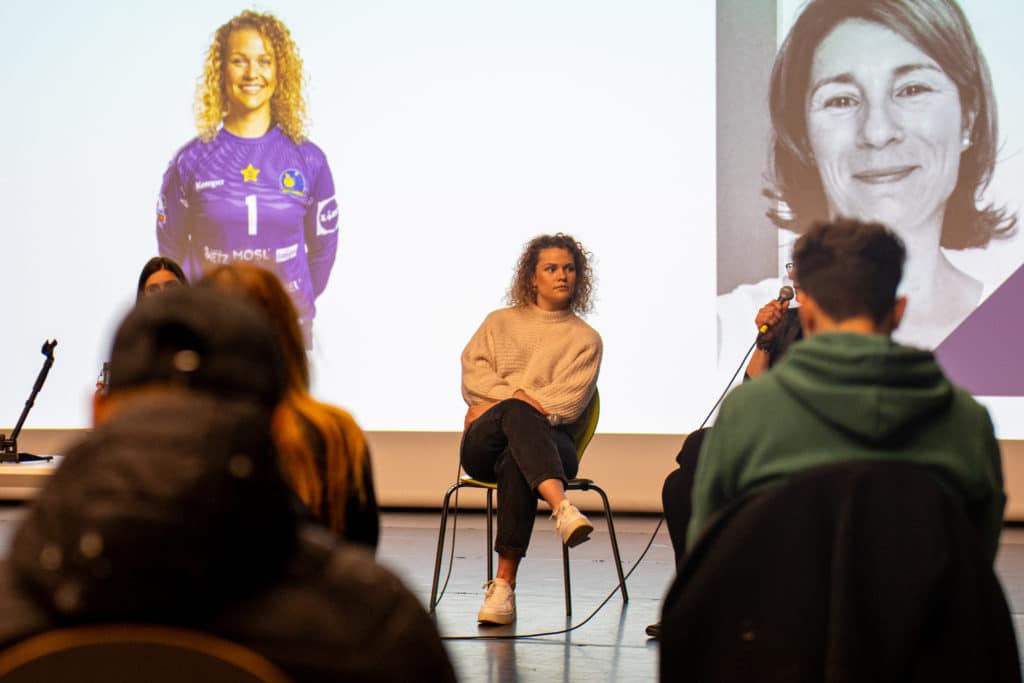 Camille Depuiset, gardienne de Metz Handball, animait une conférence aux côtés de Catherine Boussert. 