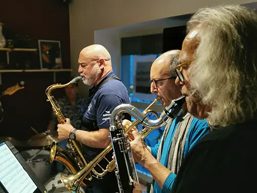 Trois musiciens en train de jouer du jazz dans le bar d'insertion Les Beaux Jours