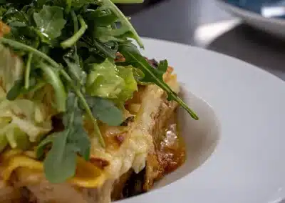 Une assiette de lasagnes servie au restaurant d'insertion Café Fauve