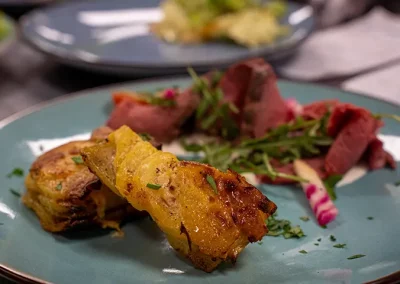 Une assiette de patate avec un filet de viande servi au restaurant d'insertion Café Fauve